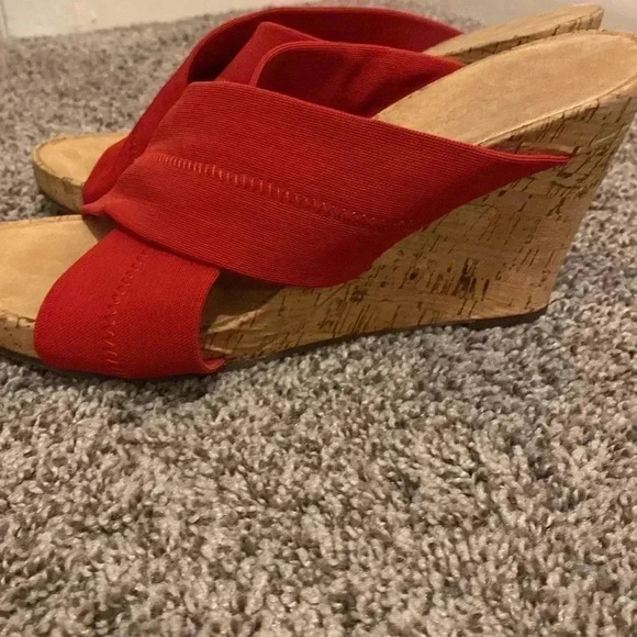 Aerosols red cork wedge -3 in height - soft flexible straps - size 9.5 - Picture 3 of 6